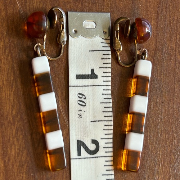 Laminated Lucite Layered Orange and White Clip-on Earrings Vintage - Picture 9 of 9